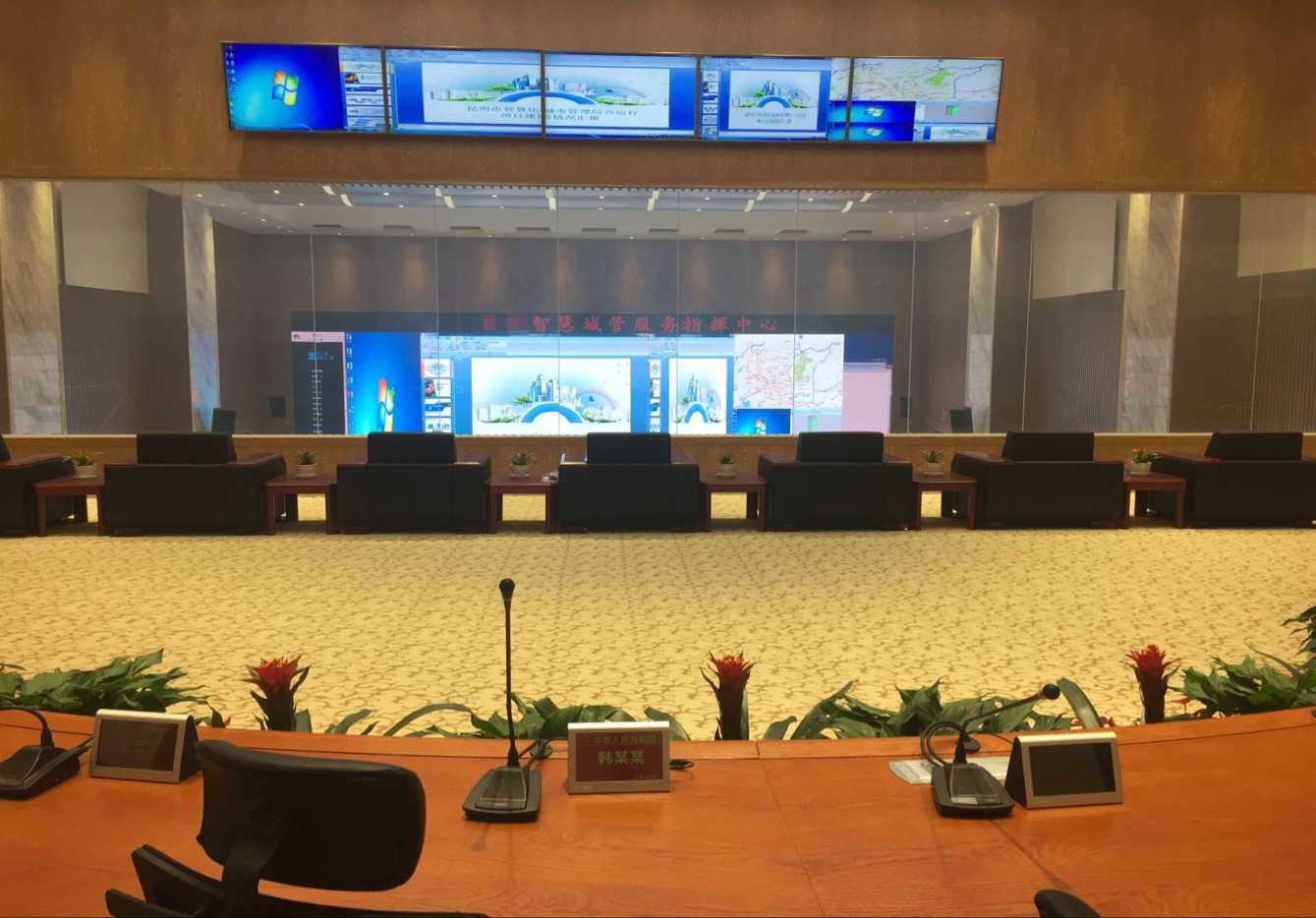 ��������ָ�ӿ������� P1.6 С��� LED ��ʾ������ϵͳ��Ŀ