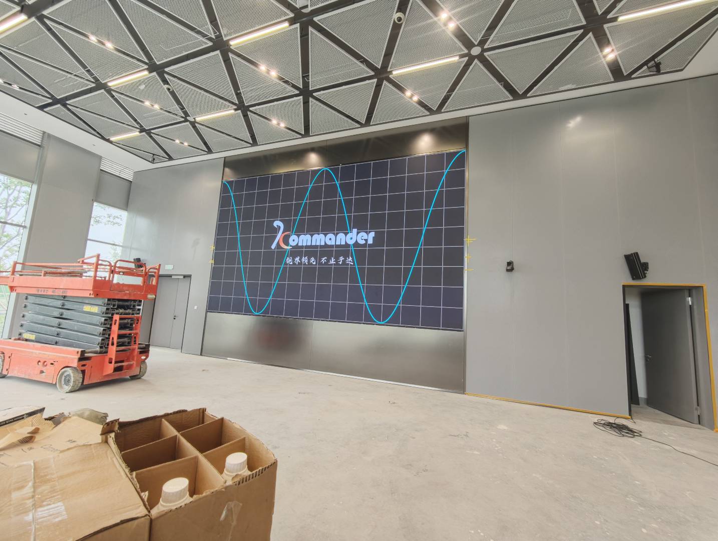 ����ĳ��˾һ¥LED����